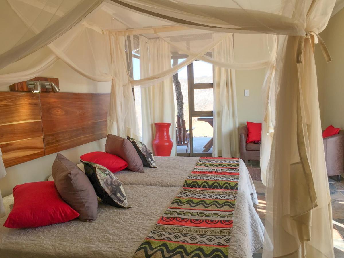 Okutala Etosha Lodge เอาท์โจ ภายนอก รูปภาพ