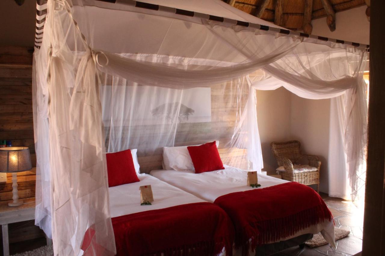 Okutala Etosha Lodge เอาท์โจ ภายนอก รูปภาพ