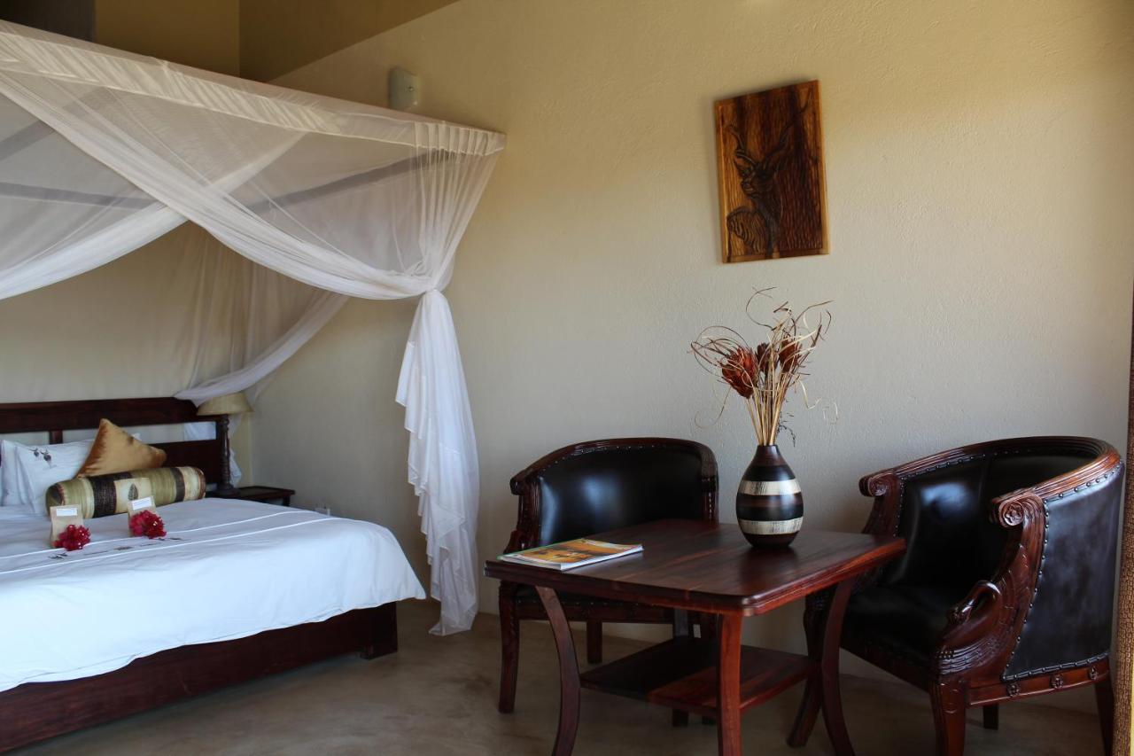 Okutala Etosha Lodge เอาท์โจ ภายนอก รูปภาพ
