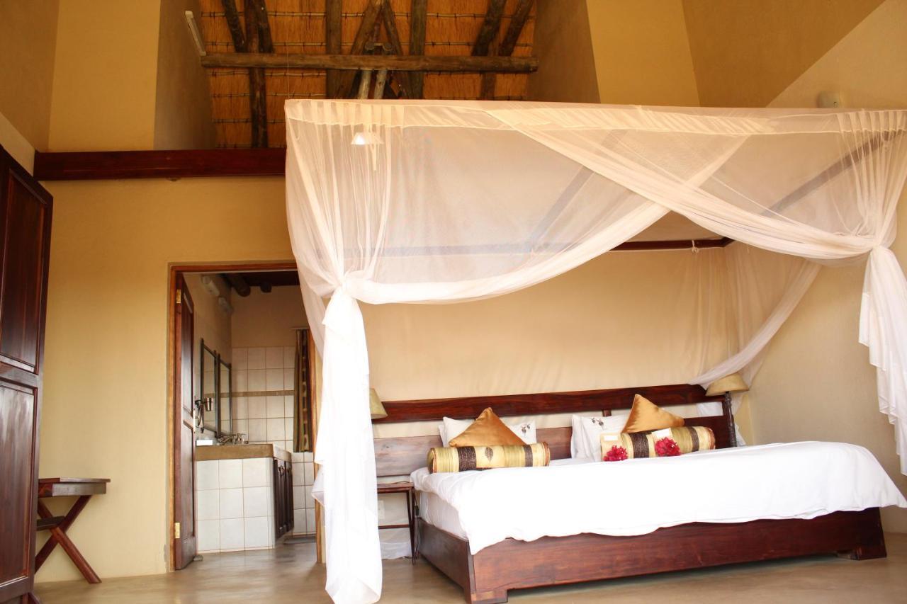 Okutala Etosha Lodge เอาท์โจ ภายนอก รูปภาพ