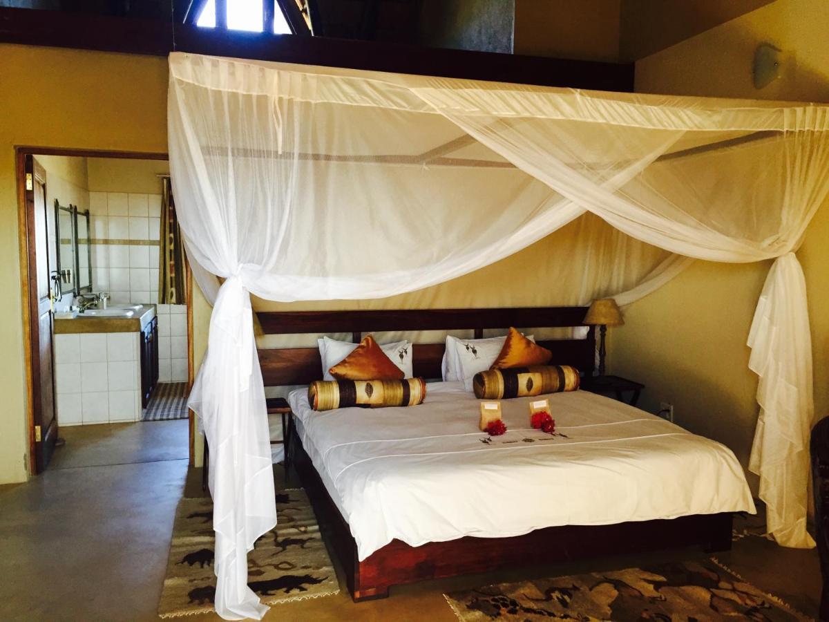Okutala Etosha Lodge เอาท์โจ ภายนอก รูปภาพ