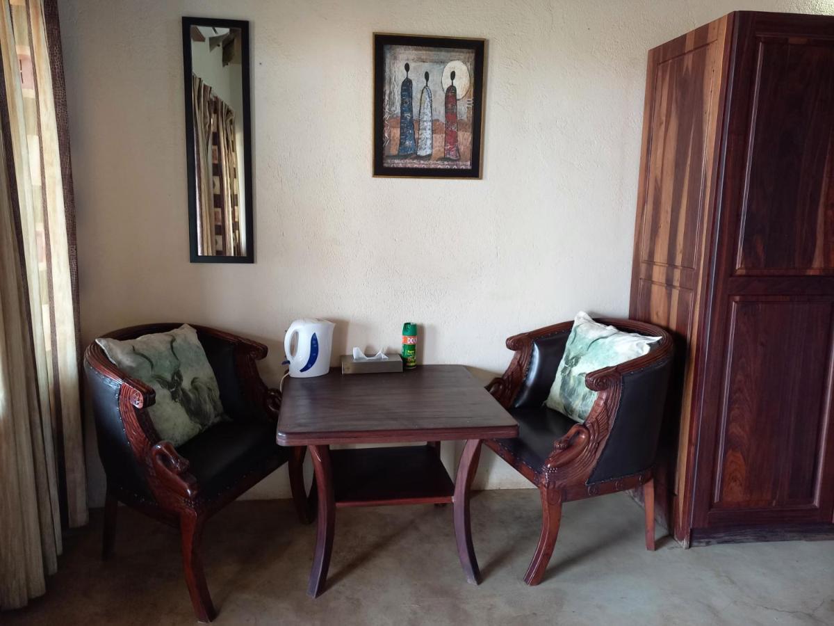 Okutala Etosha Lodge เอาท์โจ ภายนอก รูปภาพ