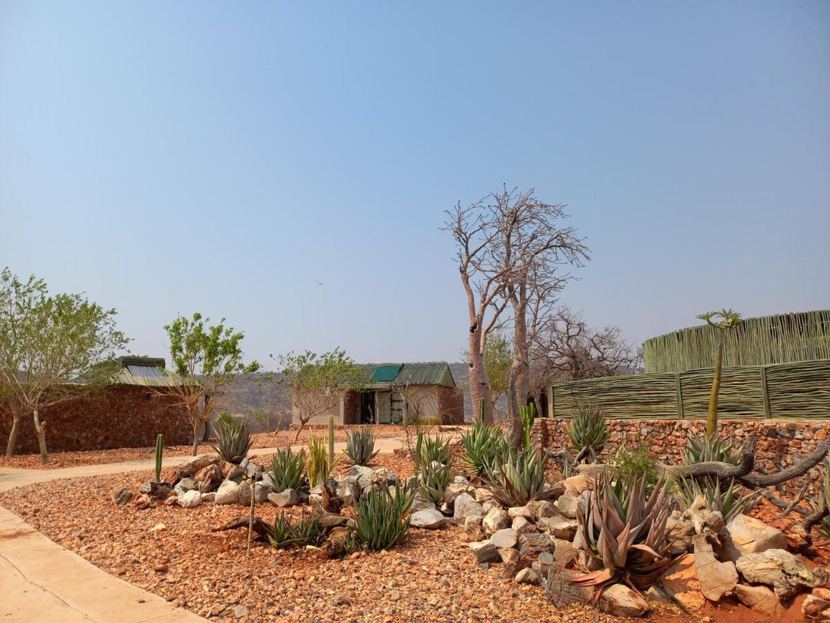 Okutala Etosha Lodge เอาท์โจ ภายนอก รูปภาพ