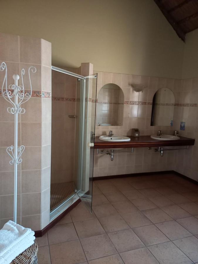 Okutala Etosha Lodge เอาท์โจ ภายนอก รูปภาพ