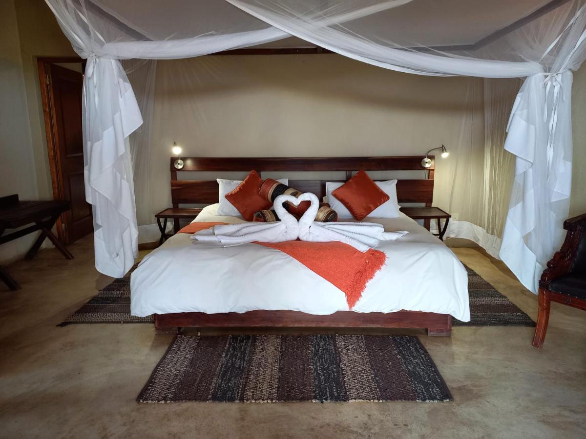 Okutala Etosha Lodge เอาท์โจ ภายนอก รูปภาพ